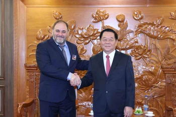 阮仲义同志与乌拉圭共产党代表合影。图自越通社