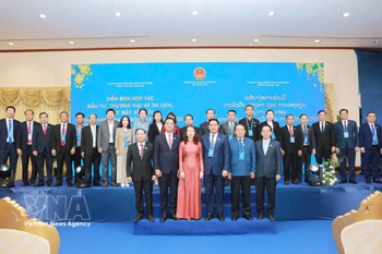 出席论坛的两国代表合影。图自越通社