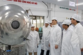 北宁省人民委员会主席王国俊已走访参观和实际考察本省部分科技企业。图自越通社