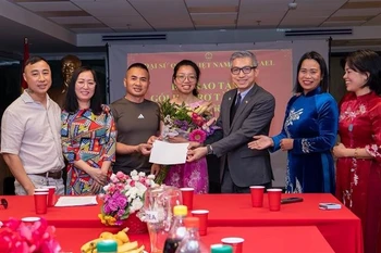 在以色列越南研究生荣获协会的援助资金。图自越通社