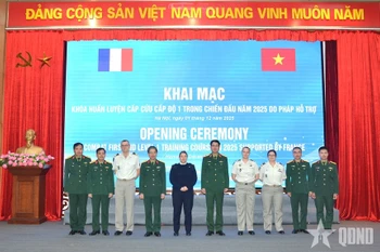 法国协助越南开展维和行动战场急救培训