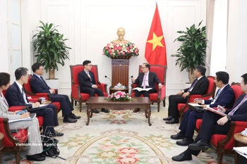 越南外交部长黎怀忠会见韩国外交部第一次官朴润珠。图自越通社