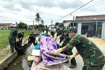 部队帮助灾区民众重建稳定生活。图自越通社