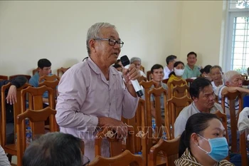 渔民现场提问。图自越通社