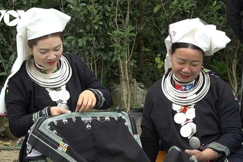 在风关山顶留住瑶前族锦缎灵魂的人。图自越南之声