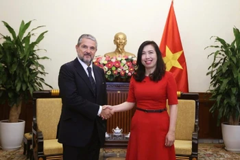 越南外交部副部长黎氏秋姮与越意企业论坛的意大利企业与制造部副部长瓦伦蒂诺·瓦伦蒂尼。图自越通社