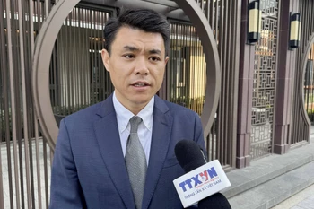 中国中央广播电视总台越南语部主任魏为接受越通社记者采访。图自越通社