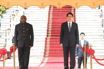 国家主席梁强举行仪式 欢迎布隆迪总统恩达伊施米耶访越。图自越通社