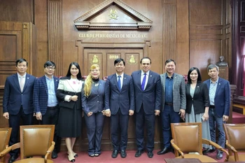 越南之声广播电台代表与墨西哥记者协会代表合影。图自越通社
