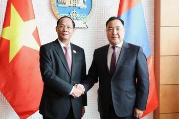 越共中央委员、国会副主席陈光方上将与蒙古国国家大呼拉尔副主席普日布道尔吉。图自越通社