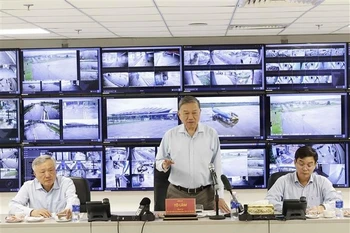 苏林在与顺化市举行工作会谈上时发表讲话。图自越通社