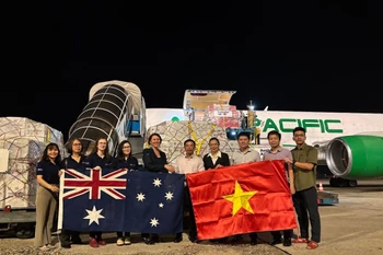 北宁省越南祖国阵线委员会主席阮长山接收澳大利的援助物资。图自越通社