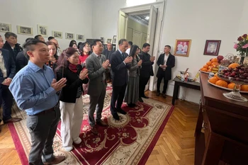 越南驻罗马尼亚大使杜德成和夫人以及与会代表共同上香，缅怀胡志明主席。图自越通社