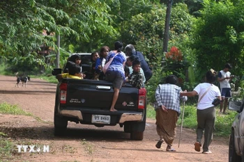 泰国素林府民众在泰柬边境地区冲突重燃后撤离。图自越通社