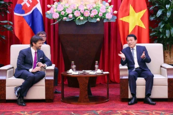 越共中央政治局委员、公安部长梁三光上将会见斯洛伐克副总理兼国防部长罗贝尔特·卡利尼亚克。图自越通社