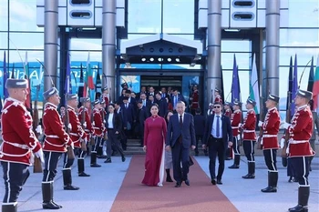 在索非亚国际机场为苏林总书记及夫人举行送行仪式。图自越通社