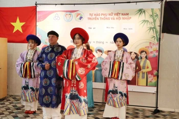 招待会上的文艺节目。图自越通社