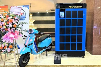 Selex品牌的电动车及其电池更换站模型。图自越通社