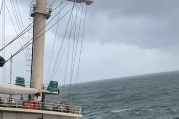 船体右倾15度。图自越南海上搜救协调中心