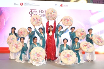 活动上的文艺节目。图自越通社