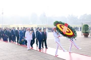 出席越南共产党政府第一次代表大会的代表团前往胡志明主席陵瞻仰胡主席遗容