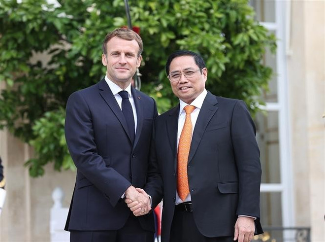 越南政府总理范明政2021年11月对法国进行正式访问期间会见了法国总统埃马纽埃尔·马克龙。图自越通社 vna-potal-dua-quan-he-doi-tac-chien-luoc-viet-nam-phap-len-tam-cao-moi-7630453.jpg