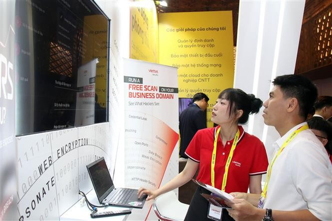 参观展览会的代表。图自越通社 vna-potal-hoi-thao-va-trien-lam-quoc-te-vietnam-security-summit-2025-8049474.jpg