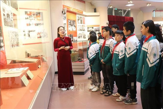 向学生讲解北宁省历史。图自越通社 vna-potal-du-lich-bac-ninh-danh-thuc-mien-di-san-stand-1.jpg