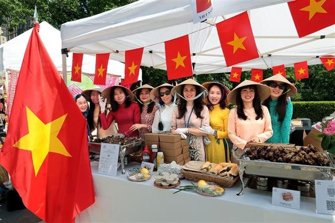 “越南厨房”展位也受到各个年龄段游客的热烈欢迎,菜单既有传统菜肴,又有现代食品,包括虾春卷、烤肉串、面包、咖啡、柠檬茶等。图自越通社 vna-potal-khong-gian-viet-nam-gay-an-tuong-manh-tai-hoi-cho-van-hoa-am-thuc-lien-hop-quoc-2025-8075517.jpg
