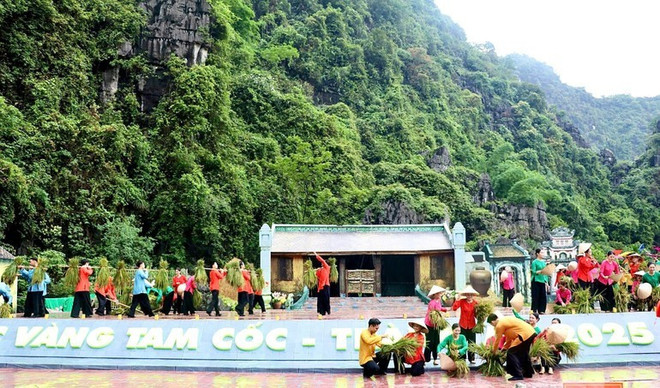 宁平旅游周期间展开多项精彩的文化活动。图自《人民报》 ninhbinh3.jpg
