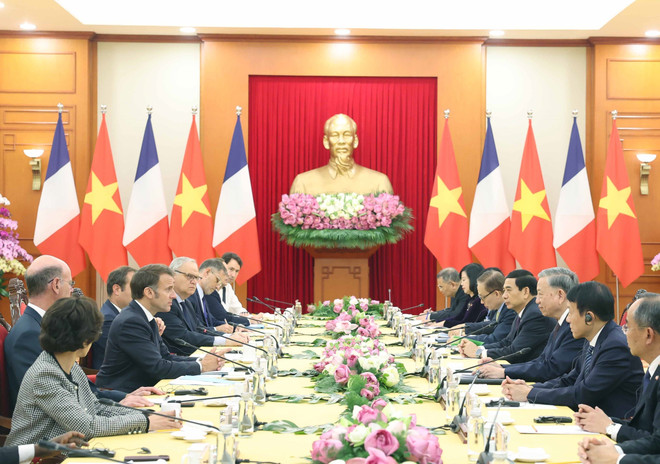 越共中央总书记苏林会见法国总统马克龙。图自越通社 vna-potal-tong-bi-thu-to-lam-tiep-tong-thong-phap-emmanuel-macron-8054735.jpg