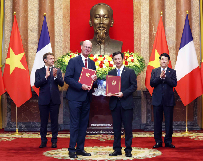 vna-potal-chu-tich-nuoc-luong-cuong-va-tong-thong-phap-emmanuel-macron-chung-kien-le-trao-van-kien-hop-tac-8054787.jpg