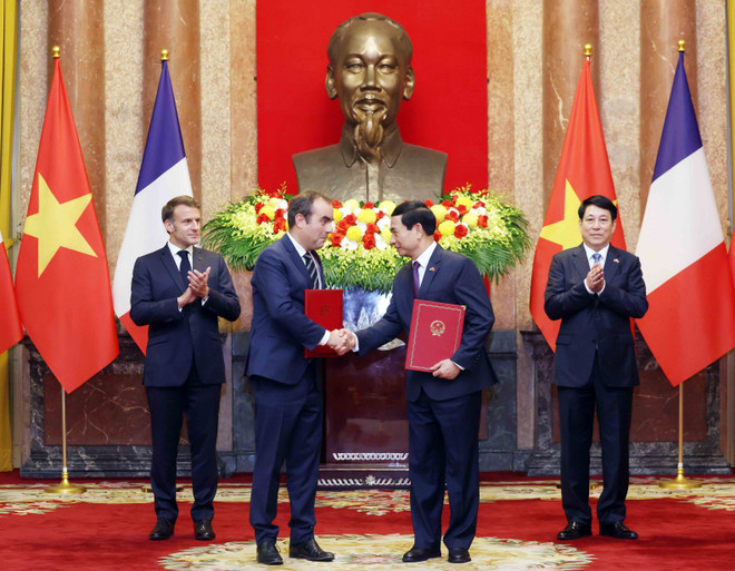 vna-potal-chu-tich-nuoc-luong-cuong-va-tong-thong-phap-emmanuel-macron-chung-kien-le-trao-van-kien-hop-tac-8054755.jpg