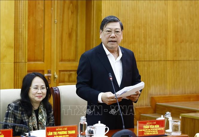 越共中央委员、中央检查委员会常务副主任、1907号检查团常务副团长陈文仁在会议上宣读报告草案。图自越通社 uuid13beb104-2526-4782-b7dc-eca56f204199code001library1type1mode1loctruecaptrue.jpg