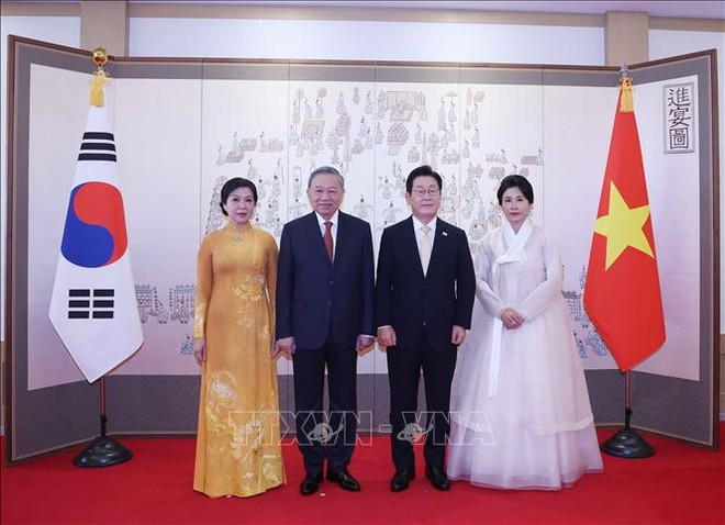越共中央总书记苏林夫妇与韩国总统李在明夫妇合影。图自越通社 tbt-copy.jpg