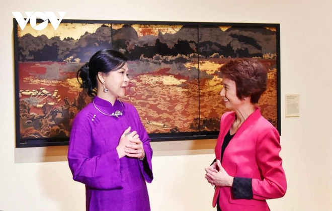越共中央总书记苏林夫人吴芳璃与新加坡总理黄循财夫人卢子蕾亲切交谈。图自越南之声 75e473bd-3b36-483e-9b0d-732e8753b1c9.jpg