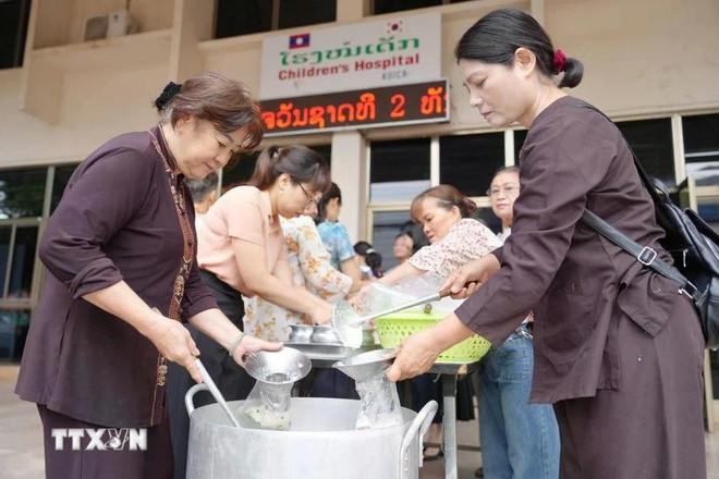 佛迹寺的佛教徒煮粥送到老挝各地的医院。图自越通社 lao-viet1.jpg