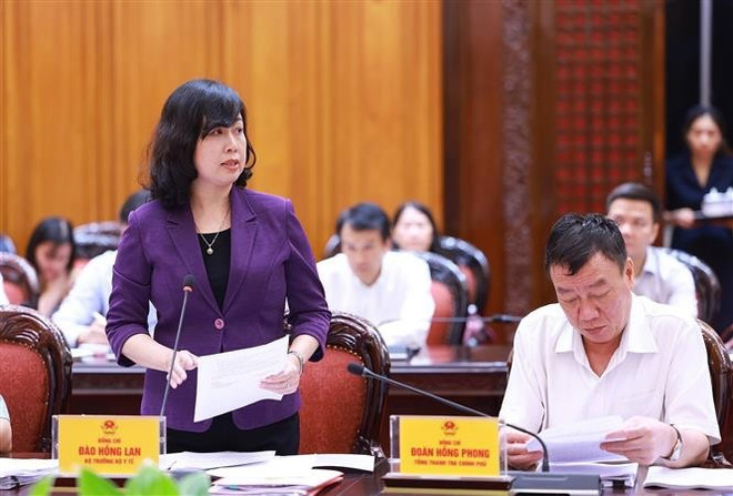 卫生部长陶红兰在会议上发表讲话。图自越通社 vna-potal-thuong-truc-chinh-phu-thao-luan-ve-phat-trien-giao-duc-va-cham-soc-suc-khoe-nhan-dan-8038389.jpg