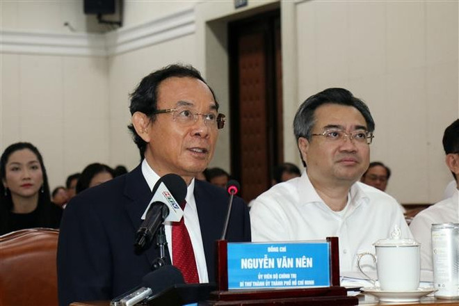 越共中央政治局委员、胡志明市市委书记阮文年主持会议。图自越通社 vna-potal-bi-thu-thanh-uy-thanh-pho-ho-chi-minh-chu-tri-van-hanh-thu-nghiem-mo-hinh-chinh-quyen-dia-phuong-2-cap-8112774.jpg