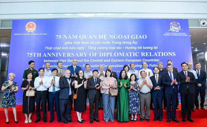 各位代表合影留念。图自越通社 pho-thu-tuong-tran-hong-ha-voi-cac-dai-bieu-anhttxvn.jpg