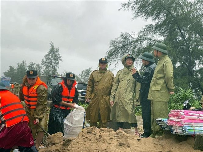 政府副总理陈红河率工作组前往河静检查高风险区域防灾情况。图自越通社 vna-potal-pho-thu-tuong-tran-hong-ha-kiem-tra-cong-tac-ung-pho-bao-so-5-tai-ha-tinh-8232728.jpg