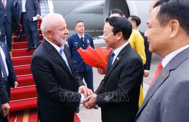 vna-potal-tong-thong-brazil-toi-ha-noi-bat-dau-tham-cap-nha-nuoc-den-viet-nam-stand-1.jpg