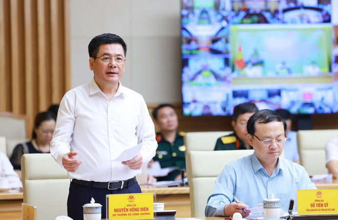 工贸部长阮鸿延在会议上发言。图自越通社 vna-potal-thu-tuong-chu-tri-hoi-nghi-tong-ket-dot-cao-diem-dau-tranh-phong-chong-buon-lau-8108641-1.jpg