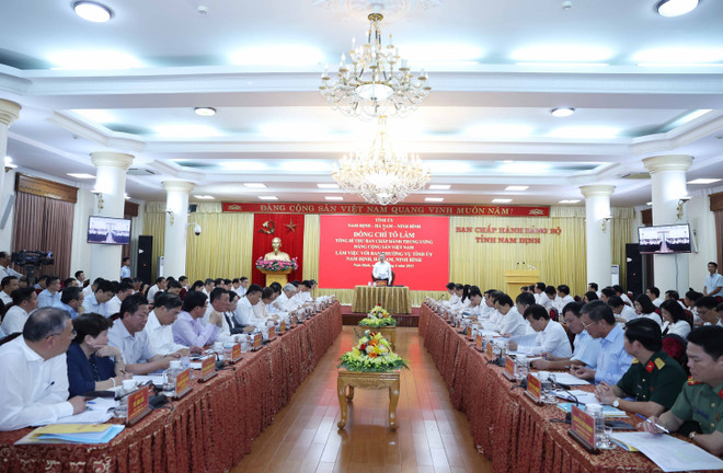 会议场景。图自越通社 vna-potal-tong-bi-thu-to-lam-lam-viec-voi-ban-thuong-vu-tinh-uy-nam-dinh-ha-nam-ninh-binh-8108866.jpg