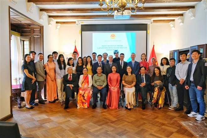 阮黎青大使与各位代表合影。图自越通社 vna-potal-cong-dong-viet-nam-tai-dan-mach-luon-huong-ve-que-huong-dat-nuoc-8108651.jpg