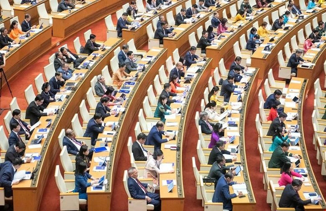 6月11日,越南第十五届国会第九次会议进入第二阶段,重点审议多项重要内容,其中包括审议省级行政单位调整工作。图自越通社 ky-hop-9-khoa-15.jpg