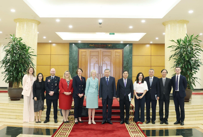 越共中央总书记苏林在越共中央驻地会见澳大利亚新任驻越南大使吉莉安·伯德和双方代表合影。图自越通社 vna-potal-tong-bi-thu-to-lam-tiep-dai-su-australia-tai-viet-nam-gillian-bird-8114854.jpg