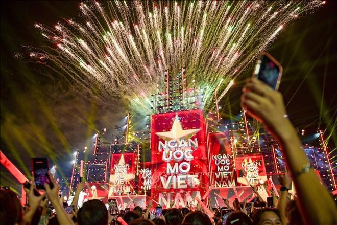 "V Fest - 今日越南"大型文艺晚会为庆祝八月革命与九·二国庆80周年的系列文艺活动画上圆满句号。图自越通社 nhac-hoi.jpg