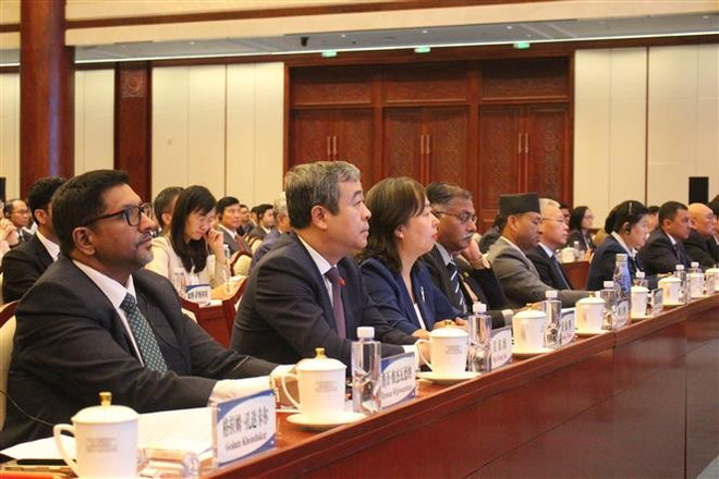 越共中央委员、中央宣教与民运部副部长吴东海(左二)率领越南工作代表团出席会议。图自越通社 vna-potal-viet-nam-tham-du-hoi-nghi-doi-thoai-giua-dang-cong-san-trung-quoc-voi-chinh-dang-cac-nuoc-lang-gieng-8056159.jpg