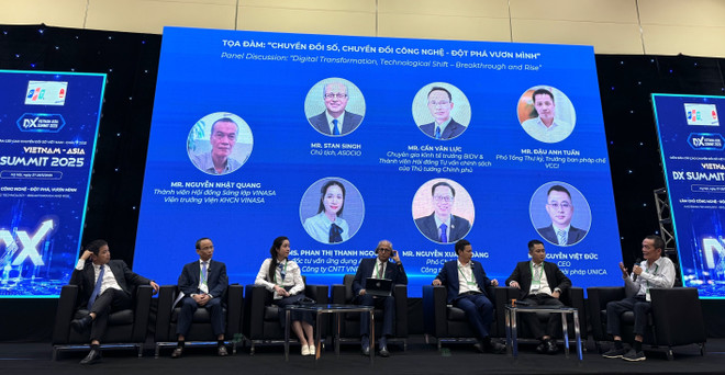 参加座谈会的代表们。图自越通社 vna-potal-dien-dan-cap-cao-chuyen-doi-so-viet-nam-chau-a-2025-lam-chu-cong-nghe-dot-pha-vuon-minh-8057271.jpg